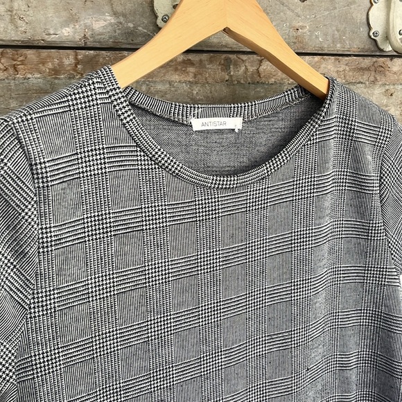 Houndstooth T-shirt dress - Picture 2 of 3